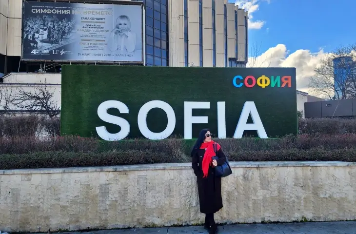 Sofya Ulusal Kültür Sarayı önündeki Sofia yazısı